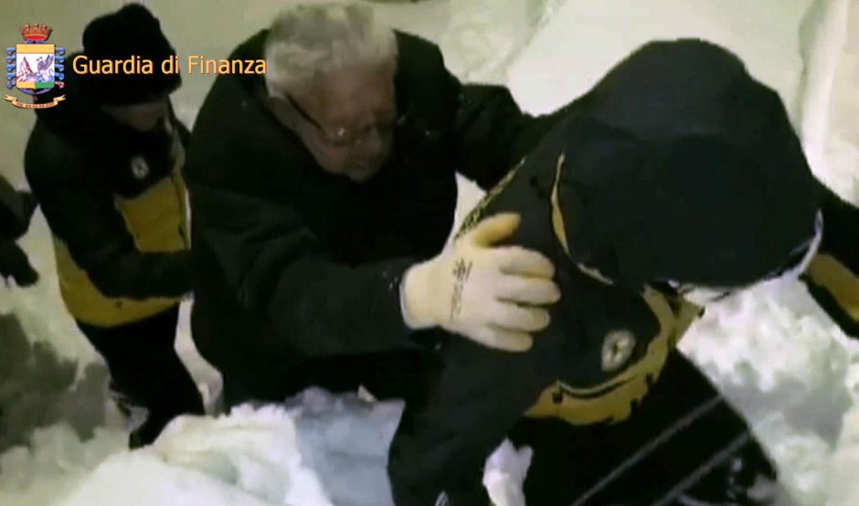 Lavinos palaidotame Italijos viešbutyje rasta 10 gyvų žmonių