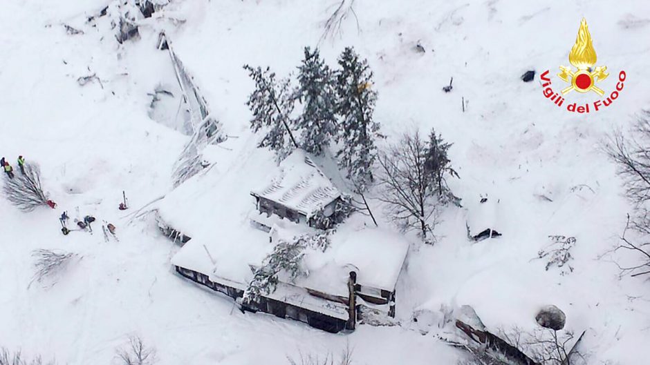 Italijoje lavina užgriuvo kalnų viešbutį, galimai žuvo dešimtys žmonių