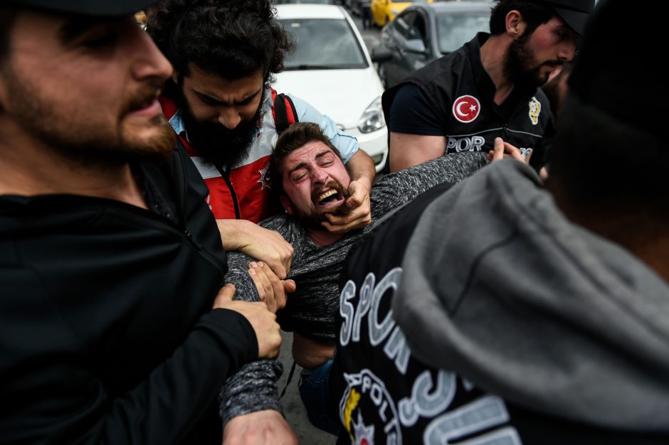 Tarptautinę darbo dieną pasaulyje – audringos demonstracijos