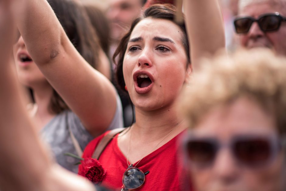 Tarptautinę darbo dieną pasaulyje – audringos demonstracijos