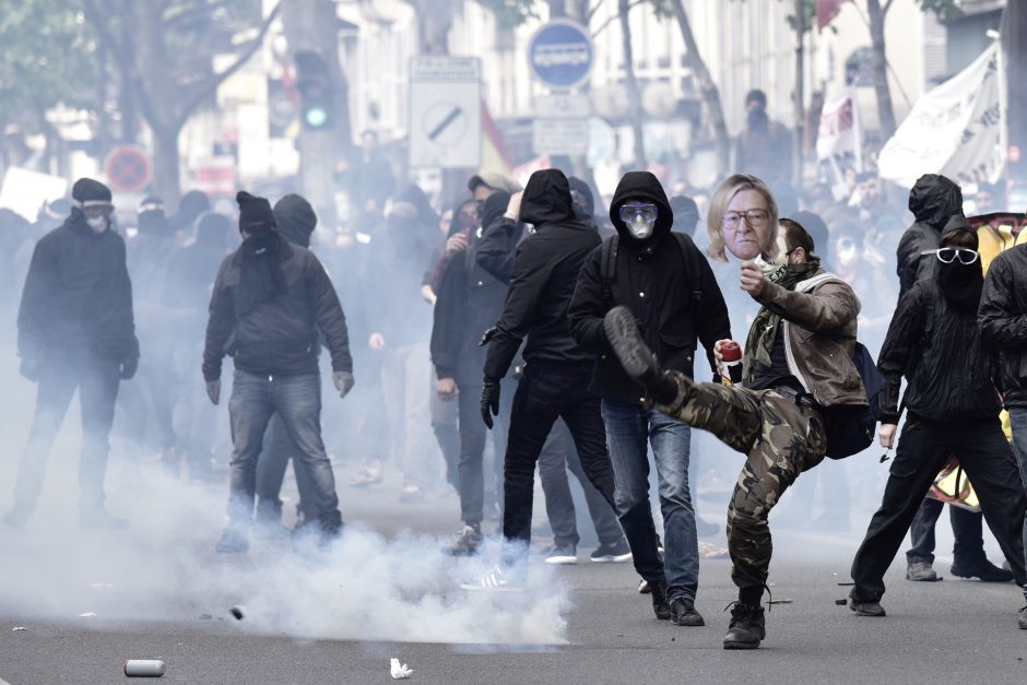 Tarptautinę darbo dieną pasaulyje – audringos demonstracijos