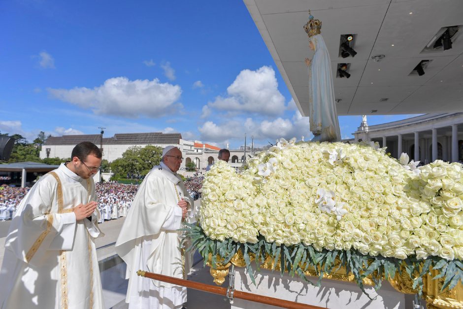 Šventaisiais paskelbti Dievo Motinos apreiškimą matę piemenėliai