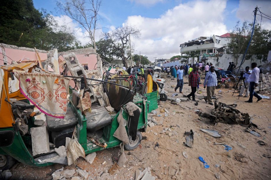 Per išpuolį Somalio restorane žuvo per 30 žmonių