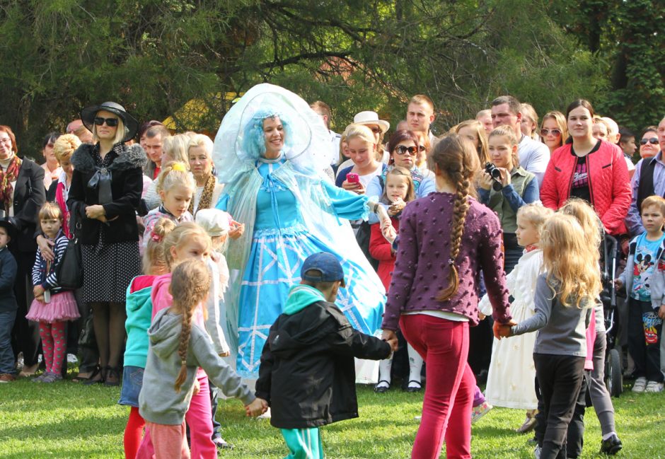 Skrybėlėtoms damoms – ir ugnies šou