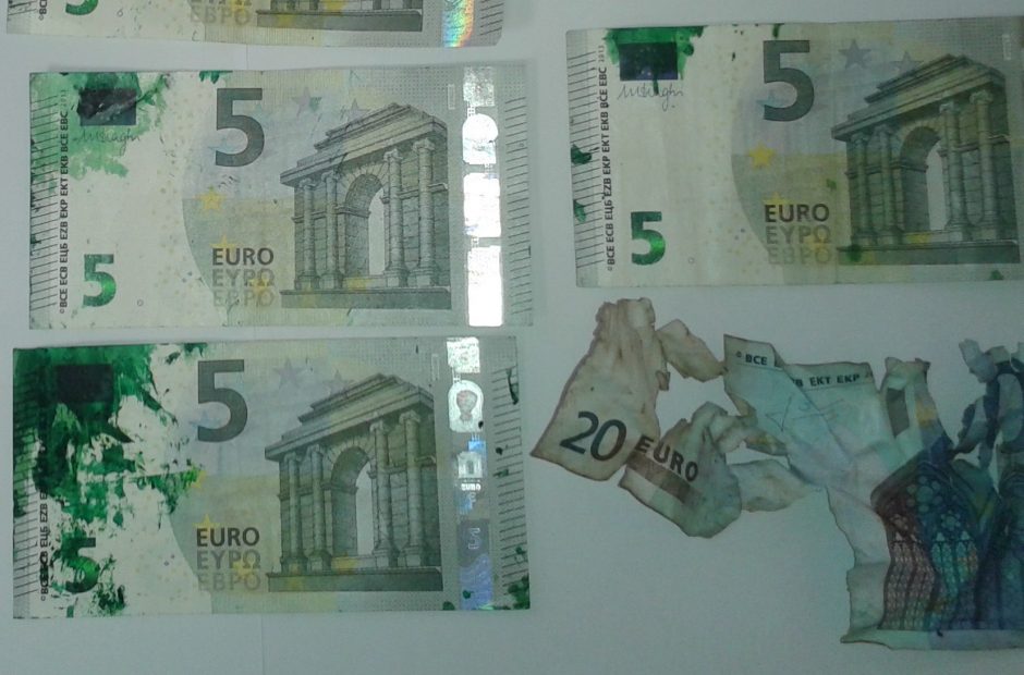 Lietuvą gali pasiekti apsauginiais dažais sutepti eurų banknotai