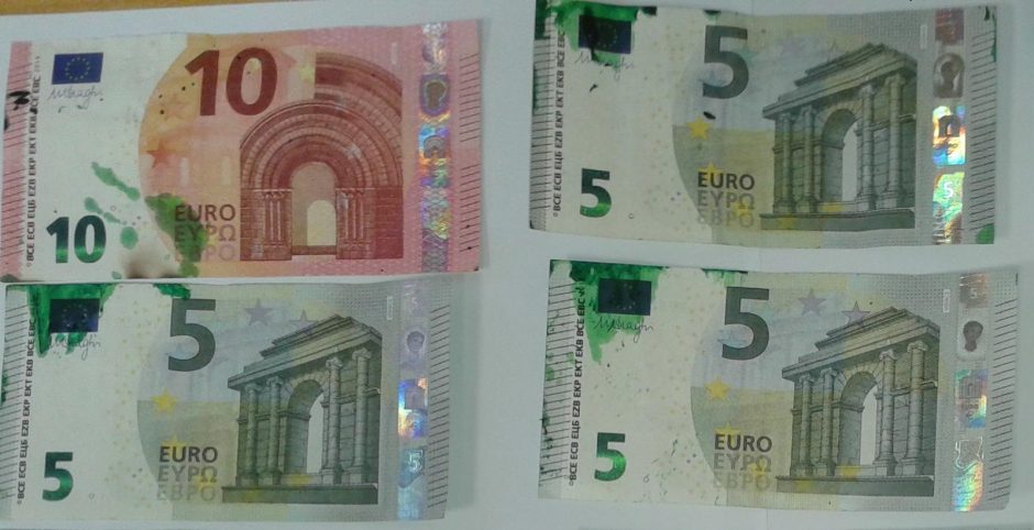 Lietuvą gali pasiekti apsauginiais dažais sutepti eurų banknotai