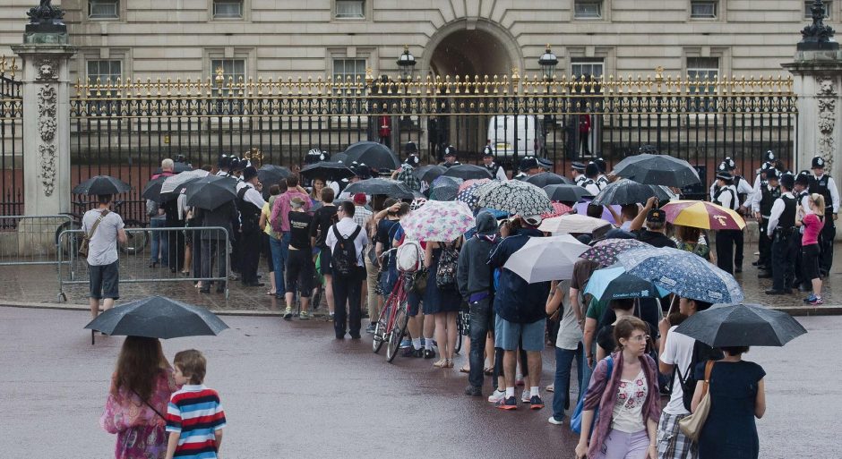 Gimus britų karališkajam kūdikiui, rūmus apgulė minios