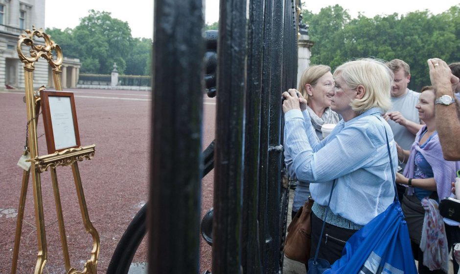 Gimus britų karališkajam kūdikiui, rūmus apgulė minios