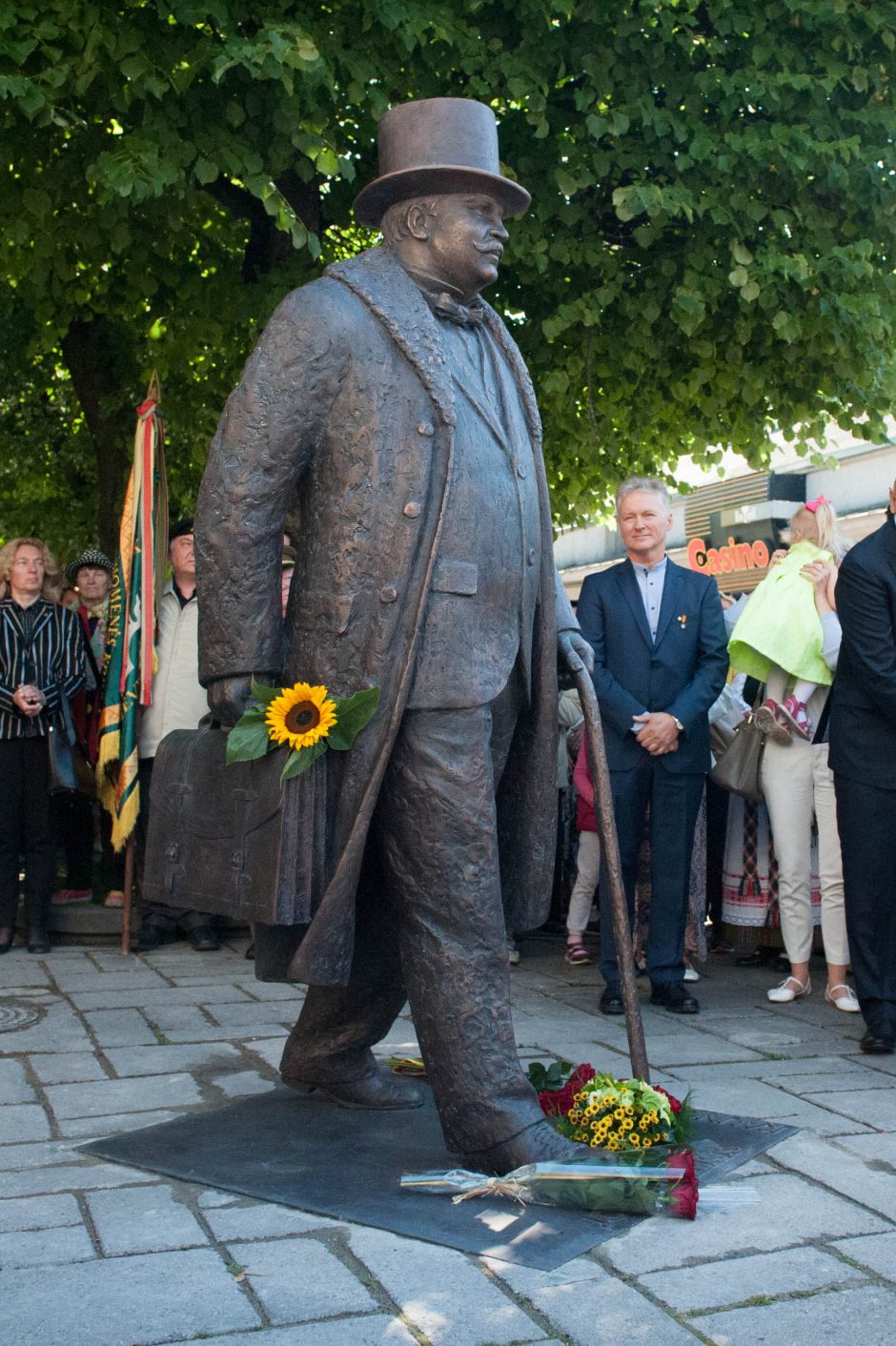 Iškilmingai atidengtas J. Vileišio paminklas