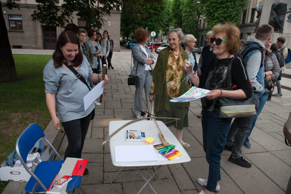 Medžių gynėjų akcija: Kauno valdžiai įteikė ilgą reikalavimų ritinį