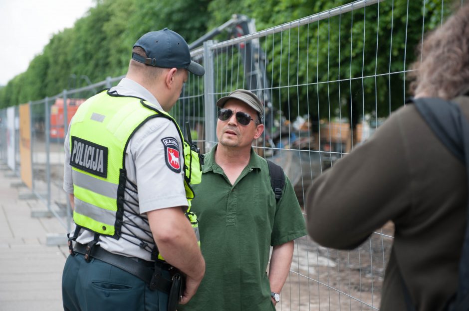 Medžių gynėjų akcija: Kauno valdžiai įteikė ilgą reikalavimų ritinį