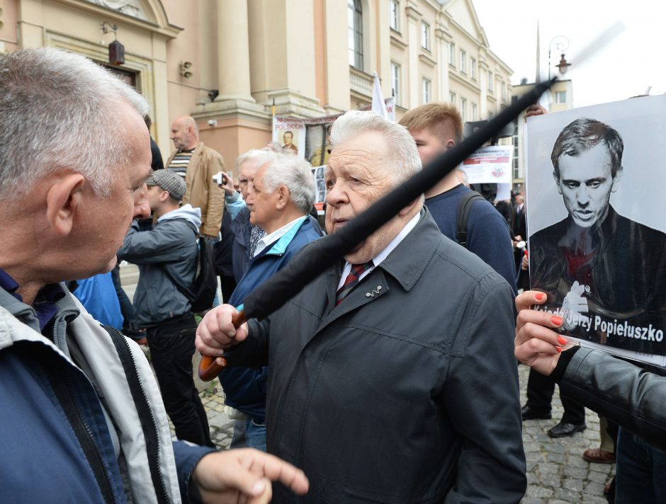 W. Jaruzelskis palaidotas vykstant protestams