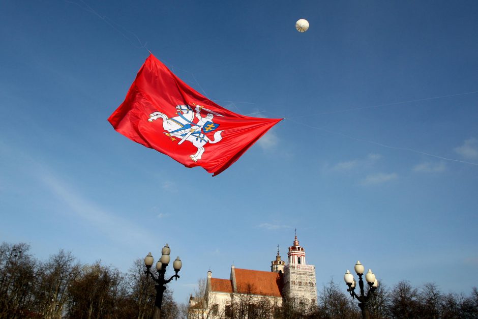 Vilniuje Lukiškių aikštėje iškelta rekordinio dydžio Vyčio vėliava