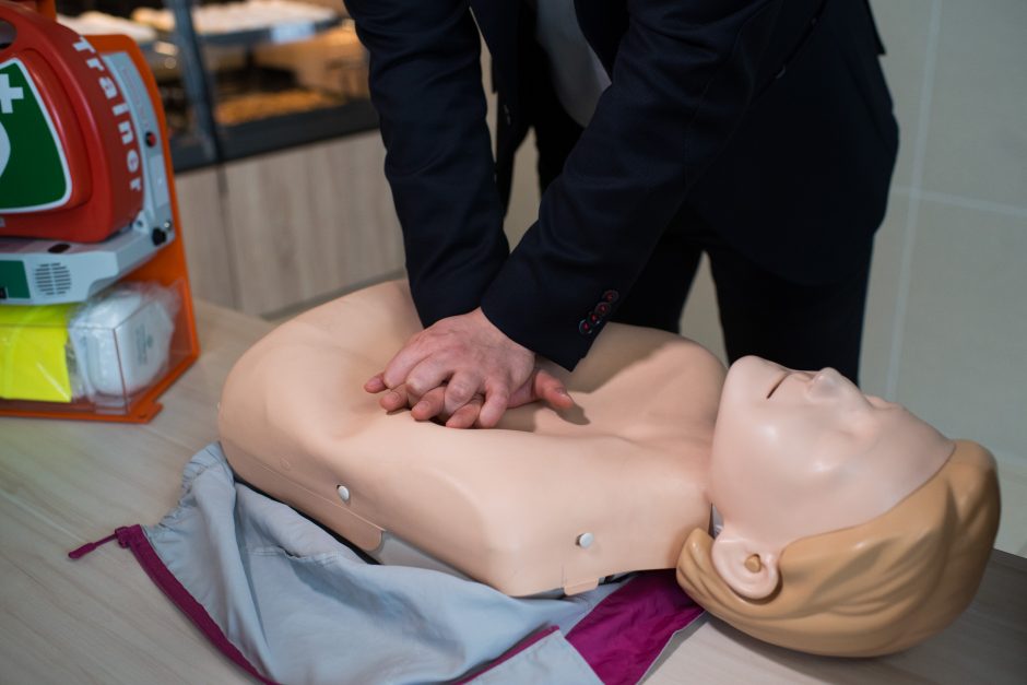 „Lidl“ rūpi sauga: parduotuvėse – gyvybes gelbstintys defibriliatoriai