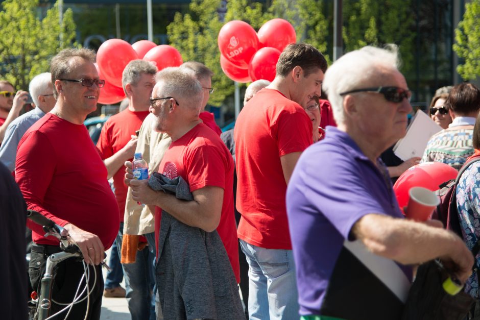 Profesinių sąjungų atstovai reikalavo darbuotojams kelti atlyginimus