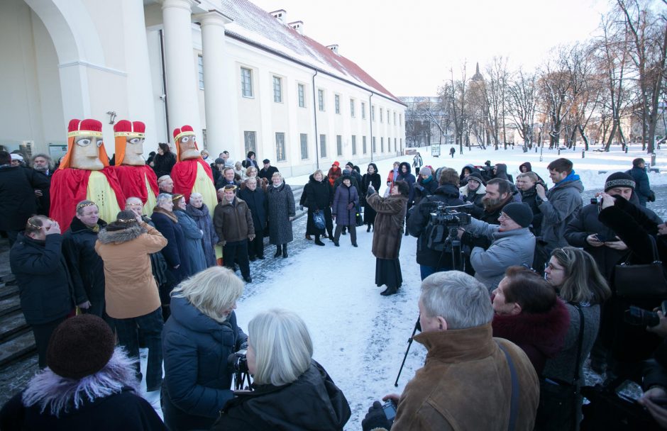 Trys Karaliai liaudies meistrus apdovanojo „Aukso vainikais“