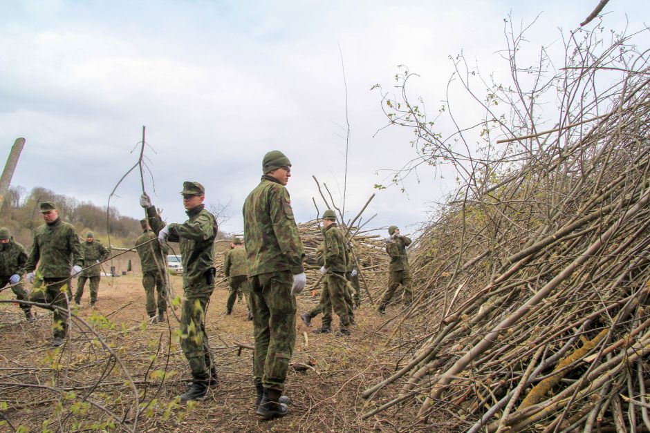 Budelių piliakalnį šturmavo kariai