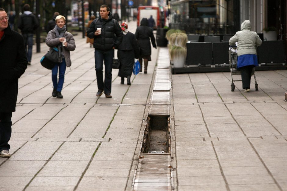 Juokas pro ašaras: Laisvės alėjoje grotelės keliauja iš vienos vietos į kitą