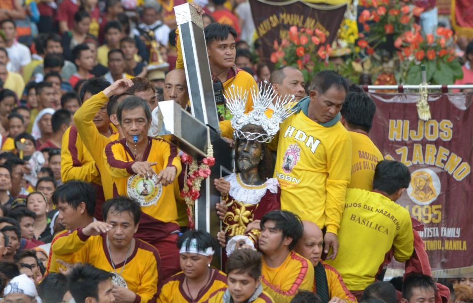 Filipinuose katalikų procesijoje dalyvauja milijonai basų tikinčiųjų