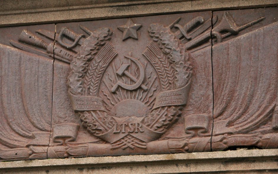Kur dės nuo tilto nuimtus sovietinius simbolius?