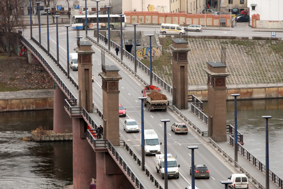 Kur dės nuo tilto nuimtus sovietinius simbolius?