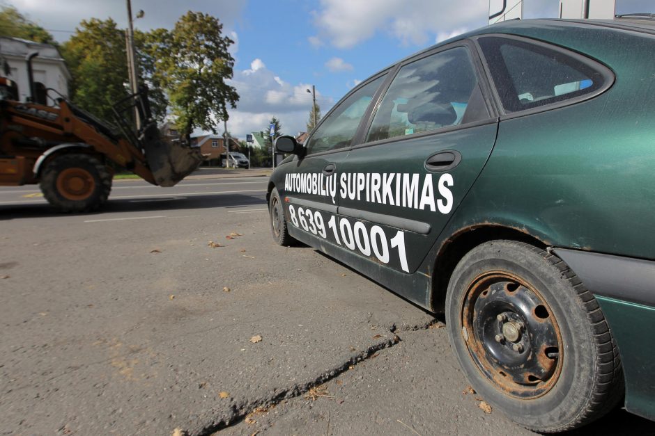 Ant palūžusių mašinų – nelegalios reklamos