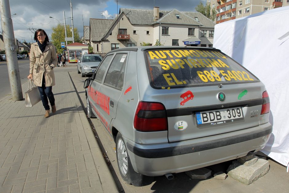 Ant palūžusių mašinų – nelegalios reklamos