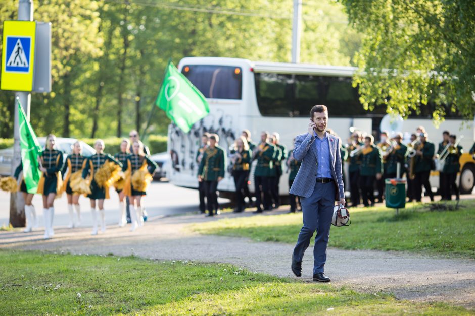 Eigulių gyventojus pažadino pučiamųjų orkestras