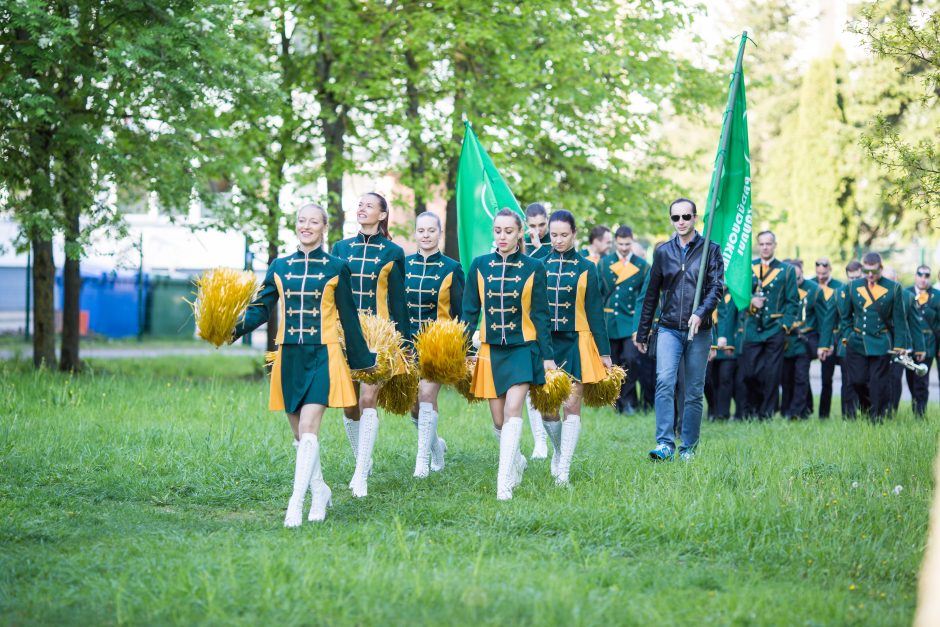 Eigulių gyventojus pažadino pučiamųjų orkestras