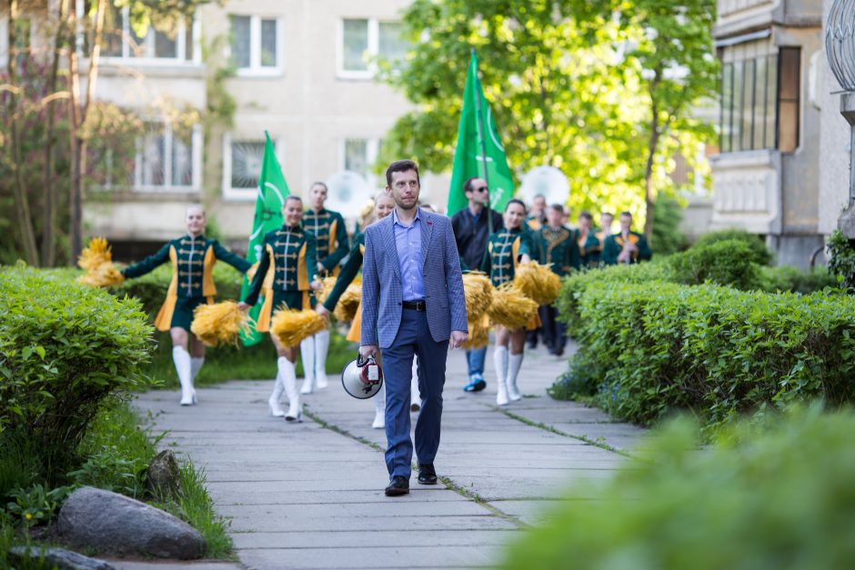 Eigulių gyventojus pažadino pučiamųjų orkestras