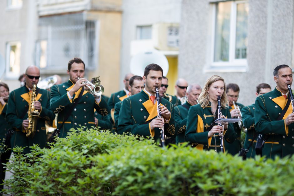 Eigulių gyventojus pažadino pučiamųjų orkestras