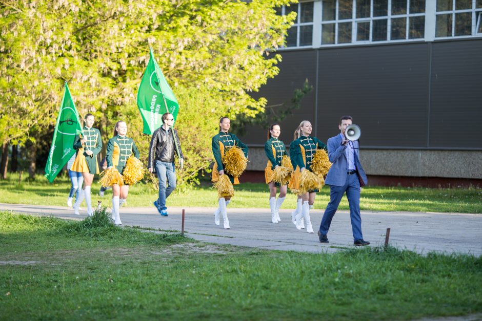 Eigulių gyventojus pažadino pučiamųjų orkestras