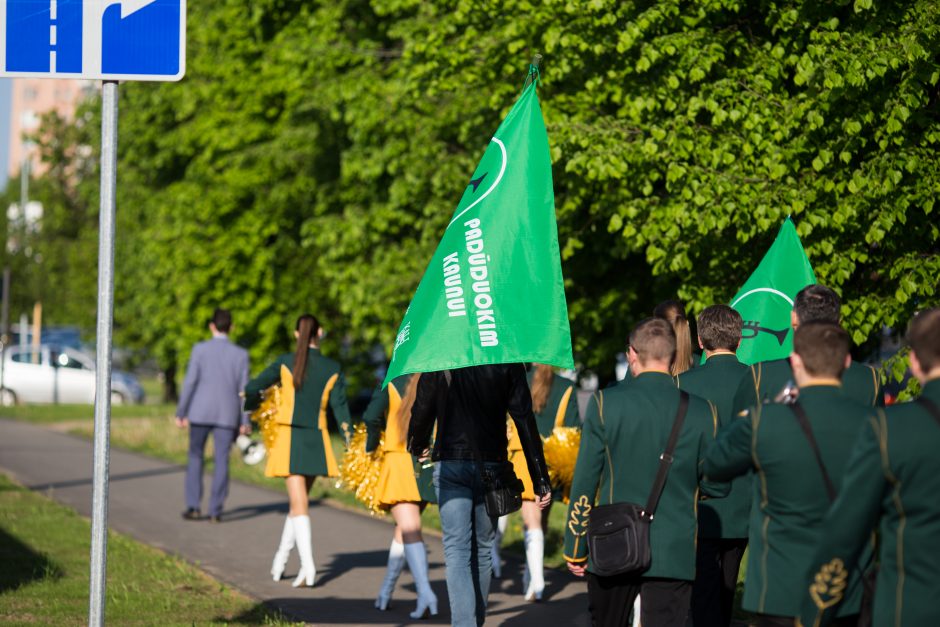 Eigulių gyventojus pažadino pučiamųjų orkestras