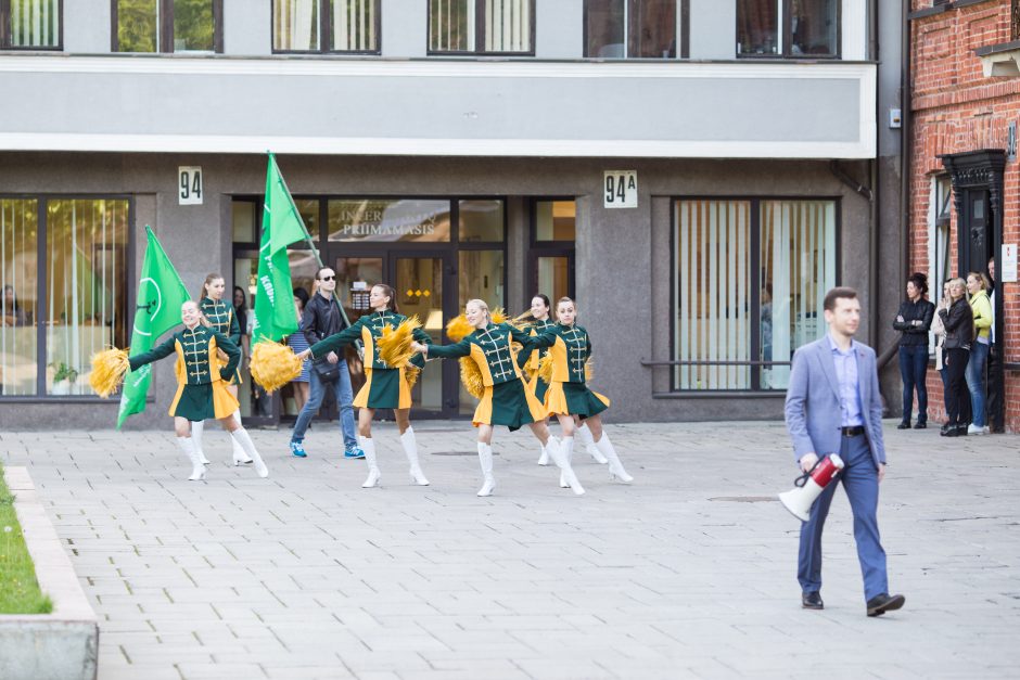 Eigulių gyventojus pažadino pučiamųjų orkestras