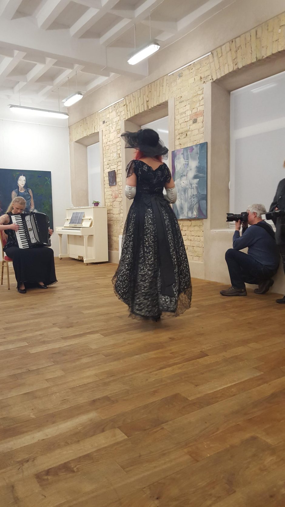 G. Pintukaitės kurtas sukneles pristatė žinomos Lietuvos moterys