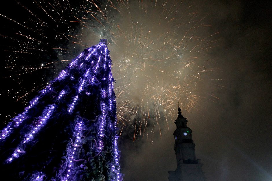 Įspūdingas Kalėdų eglės įžiebimas pritraukė tūkstančius kauniečių