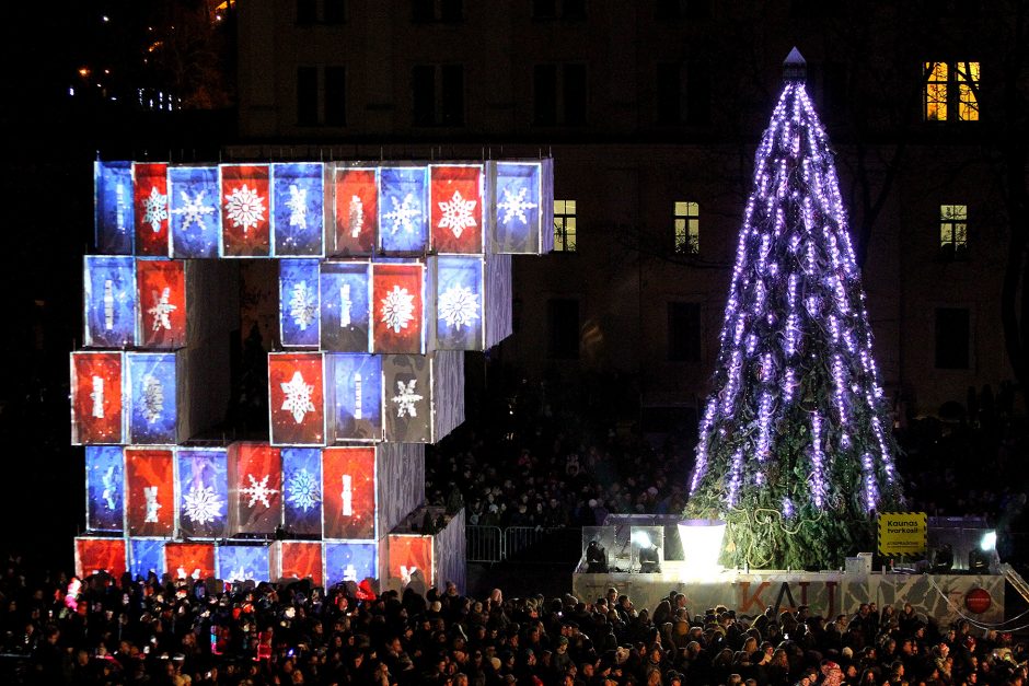 Įspūdingas Kalėdų eglės įžiebimas pritraukė tūkstančius kauniečių