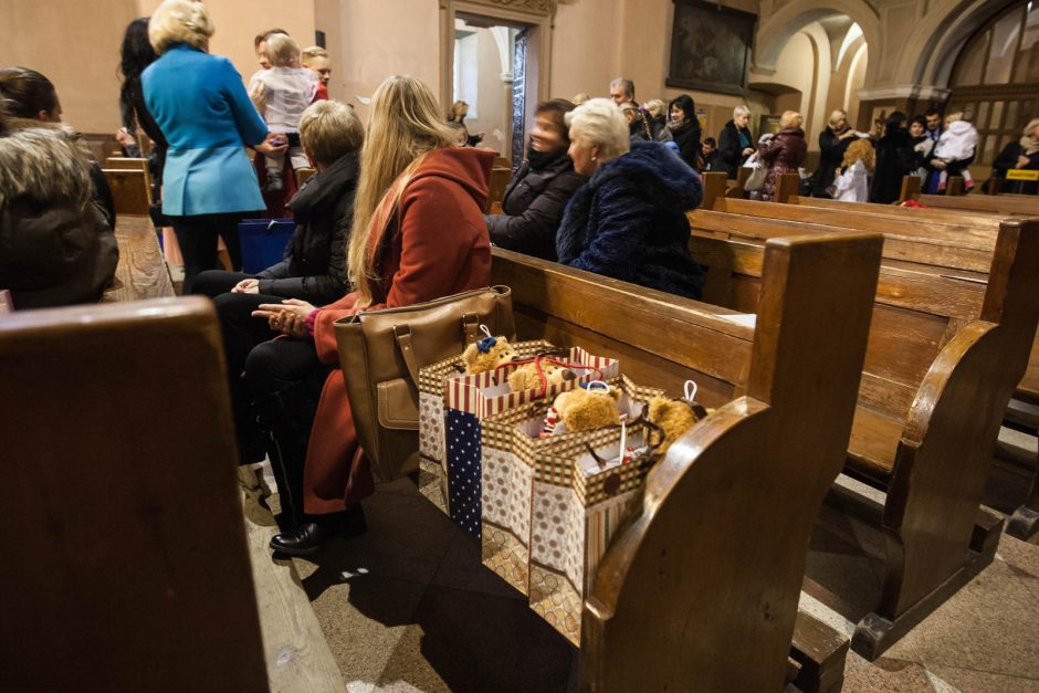 Beglobius mažylius pakrikštijo garsūs žmonės