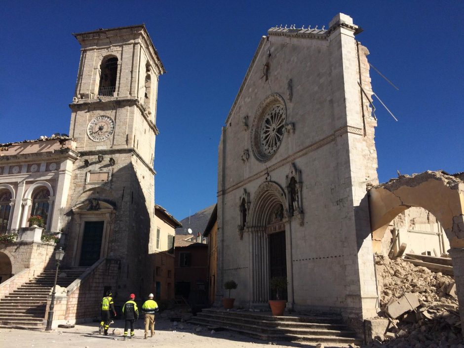 Po trečio žemės drebėjimo namų neteko tūkstančiai italų