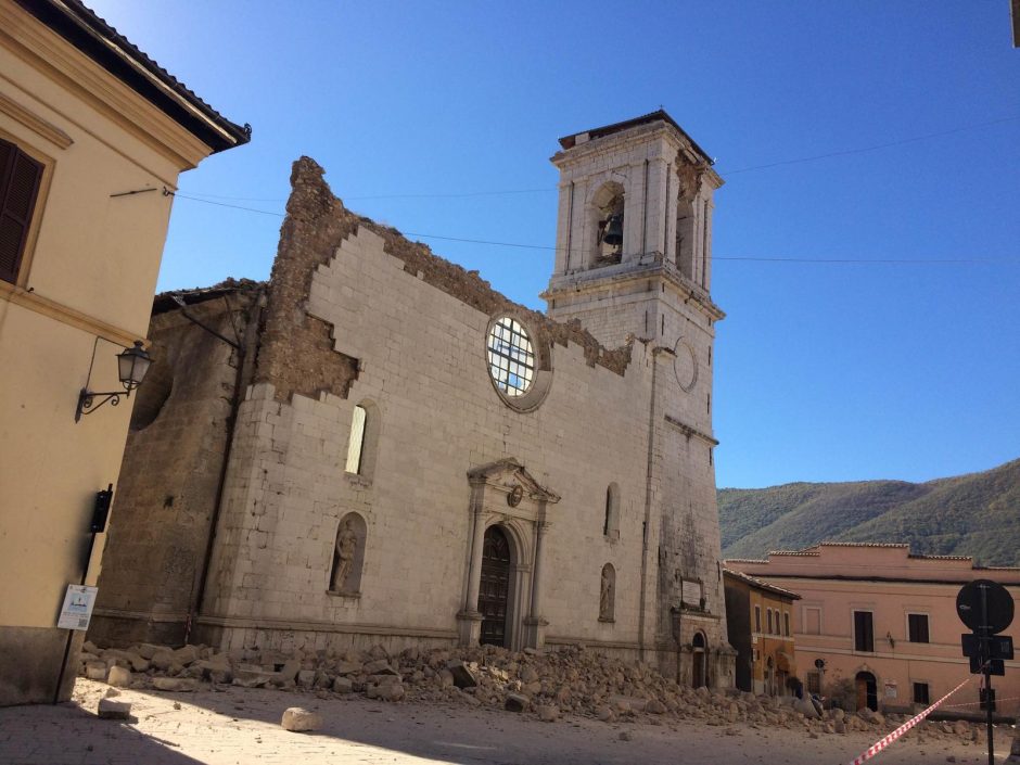 Po trečio žemės drebėjimo namų neteko tūkstančiai italų