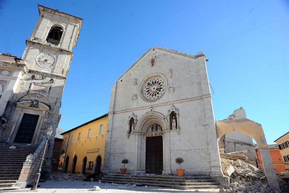 Po trečio žemės drebėjimo namų neteko tūkstančiai italų