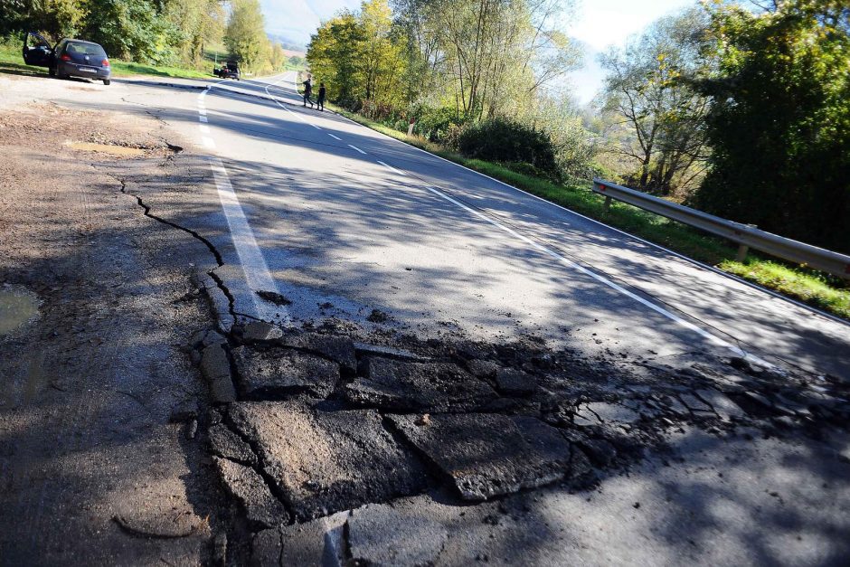 Po trečio žemės drebėjimo namų neteko tūkstančiai italų