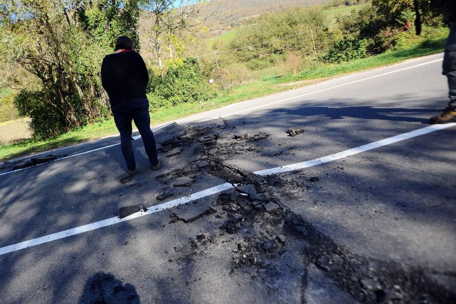 Po trečio žemės drebėjimo namų neteko tūkstančiai italų