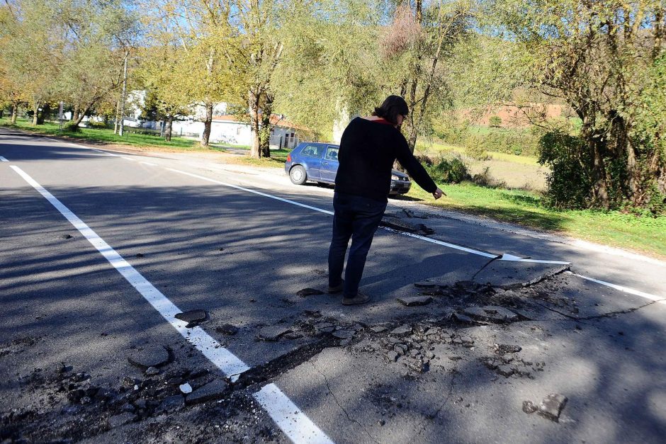 Po trečio žemės drebėjimo namų neteko tūkstančiai italų