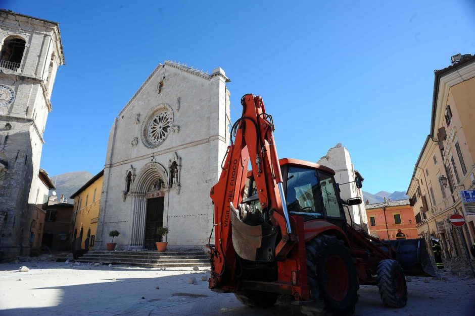 Po trečio žemės drebėjimo namų neteko tūkstančiai italų