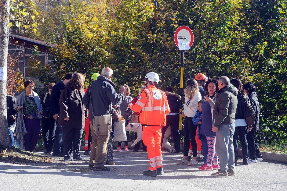 Po trečio žemės drebėjimo namų neteko tūkstančiai italų