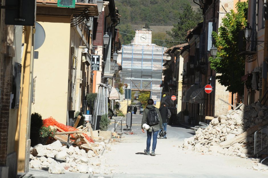 Po trečio žemės drebėjimo namų neteko tūkstančiai italų