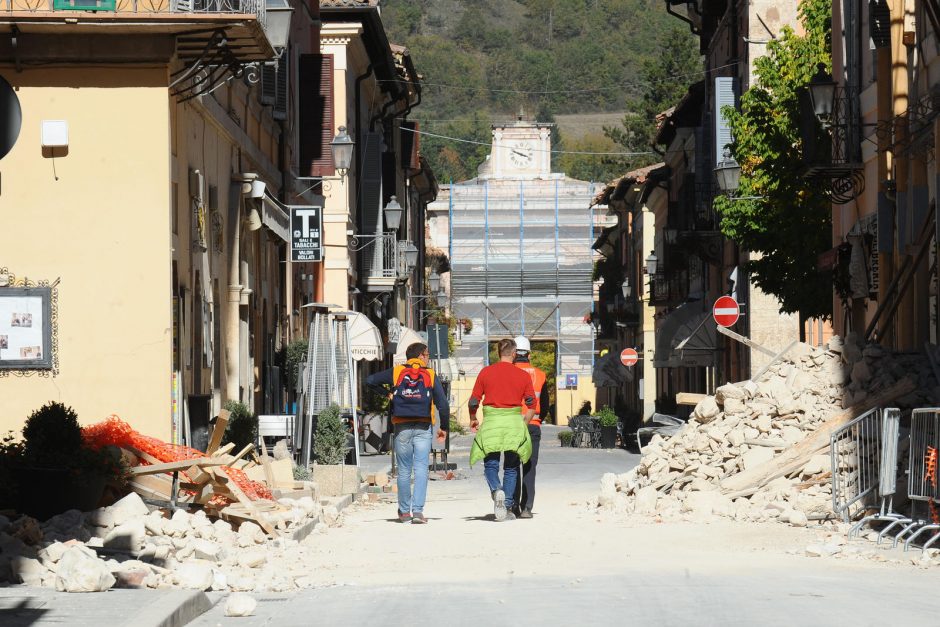 Po trečio žemės drebėjimo namų neteko tūkstančiai italų