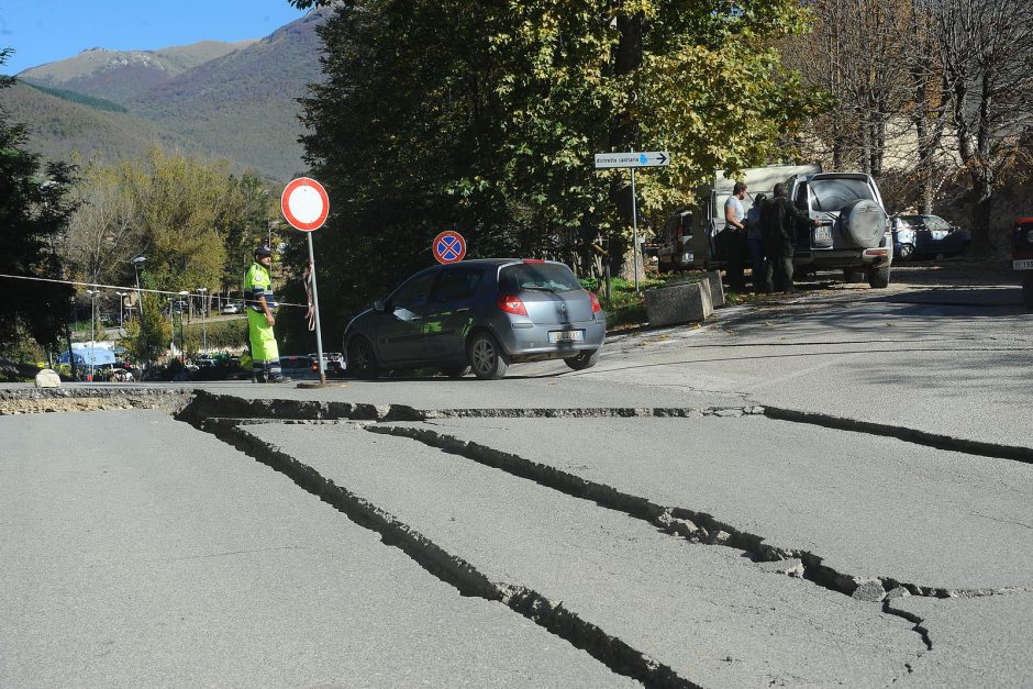 Po trečio žemės drebėjimo namų neteko tūkstančiai italų