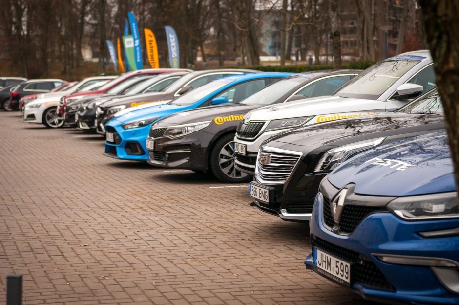 ,,Metų automobilis 2017“: prasidėjo konkurso bandymų stovykla